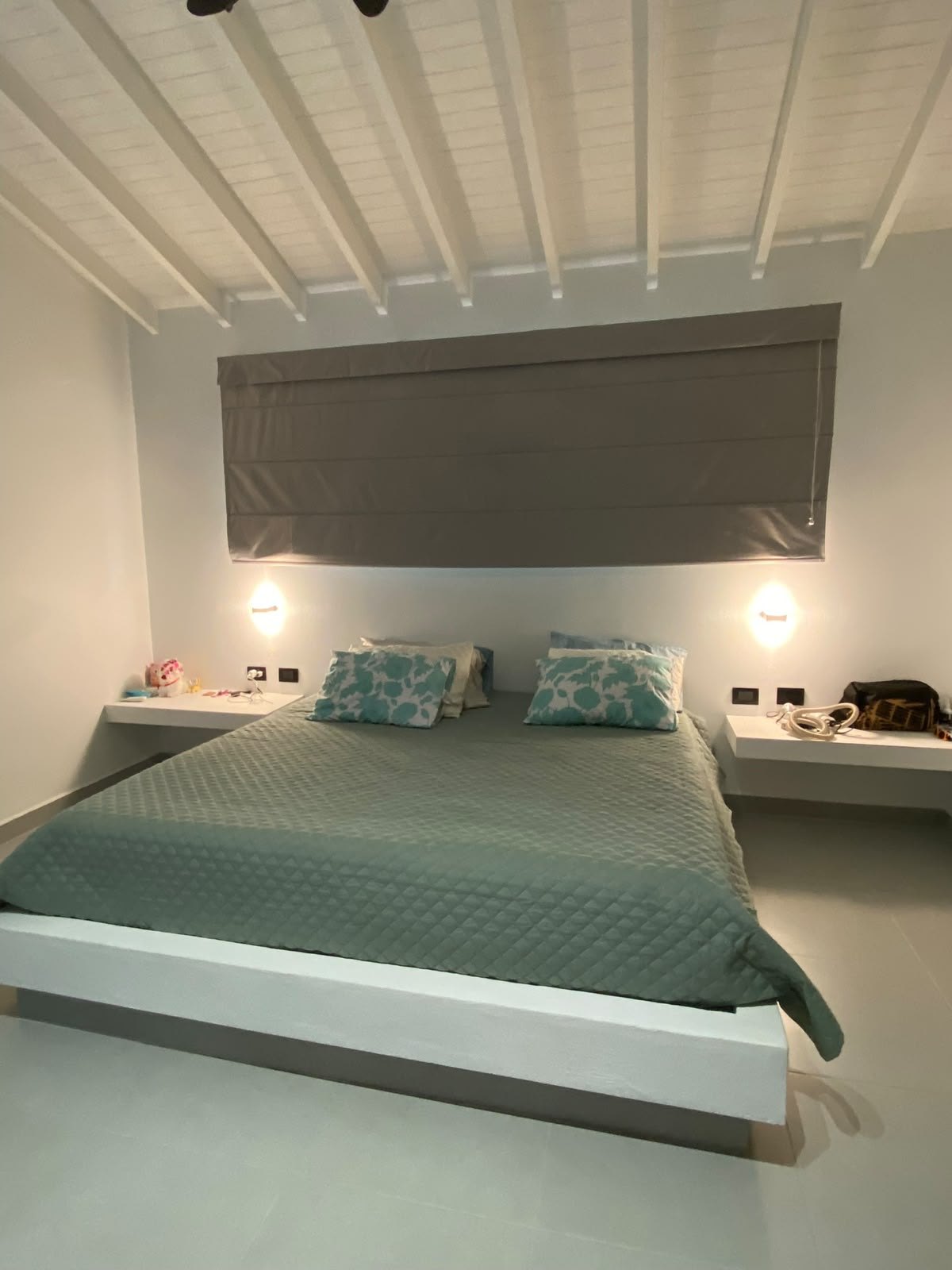 Sala con cortina velada panel y vista a la ciudad