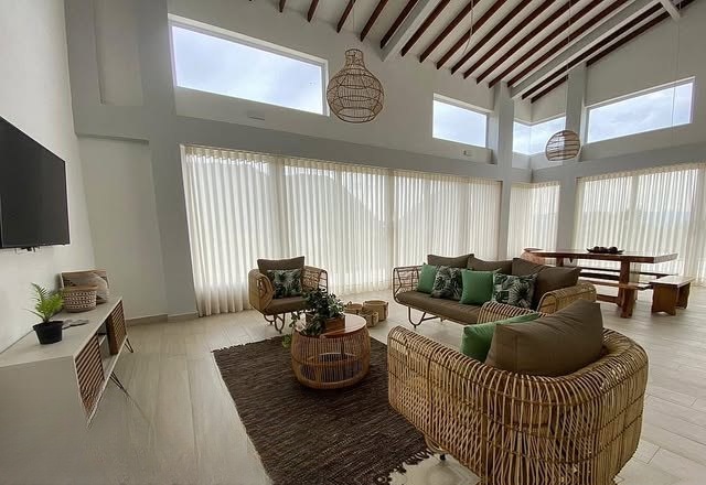 Sala con muebles de ratán y techo de madera
